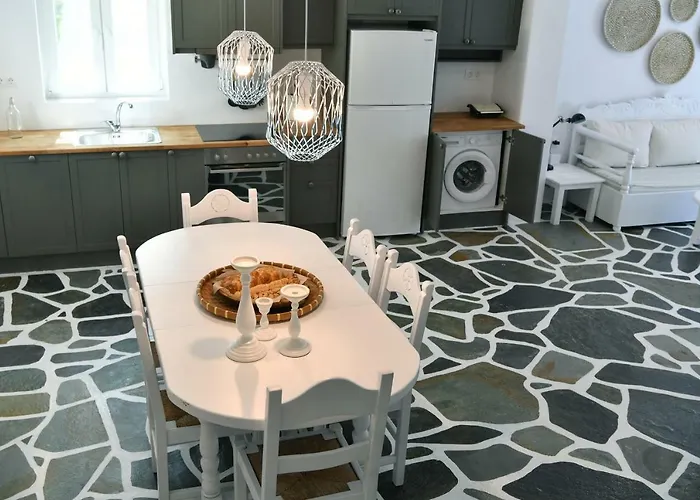 Santa Flora 3 Bedroom House â Parikiaâs Edge Casa de Férias Páros